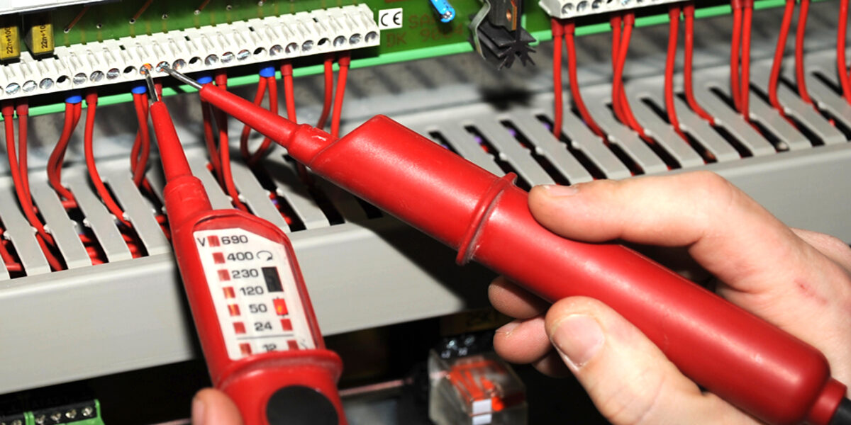 Spannende und bedeutungsvolle Arbeit: Mehr als jeder zweite Elektrofachbetrieb in NRW sucht Fachkräfte. Ein landesweites Projekt hat nun die Anstellung von Mitarbeitern aus Jordanien und Ägypten zum Ziel. Spannende und bedeutungsvolle Arbeit: Mehr als jeder zweite Elektrofachbetrieb in NRW sucht Fachkräfte. Ein landesweites Projekt hat nun die Anstellung von Mitarbeitern aus Jordanien und Ägypten zum Ziel.