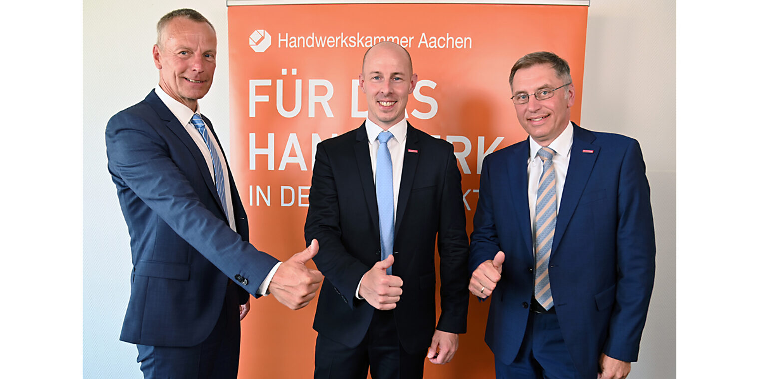 Daumen hoch fürs Handwerk (v.l.): Der künftige Hauptgeschäftsführer der Handwerkskammer Aachen Georg Stoffels, Präsident Marco Herwartz und der stellvertretende Hauptgeschäftsführer in spe Wilhelm Grafen. Daumen hoch fürs Handwerk (v.l.): Der künftige Hauptgeschäftsführer der Handwerkskammer Aachen Georg Stoffels, Präsident Marco Herwartz und der stellvertretende Hauptgeschäftsführer in spe Wilhelm Grafen.
