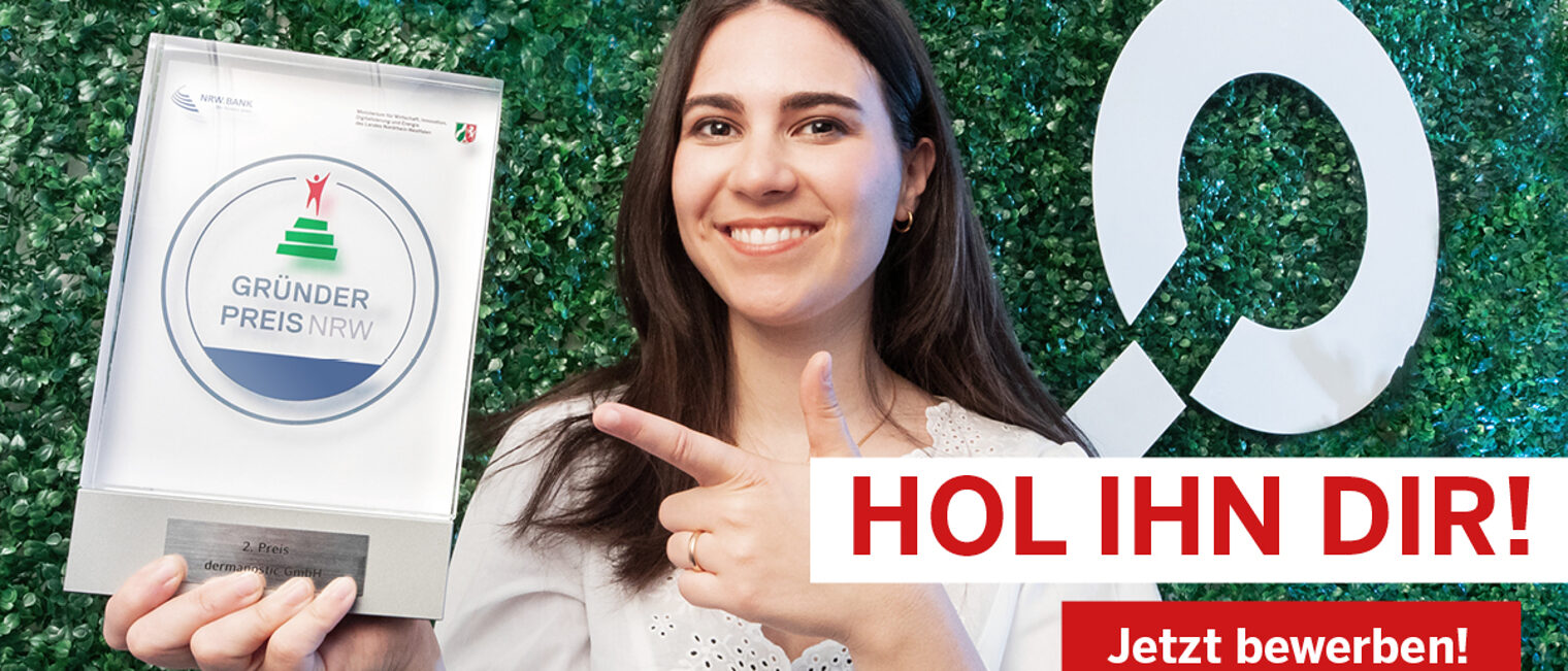 Frau hält GRÜNDERPREIS NRW in der Hand Frau hält GRÜNDERPREIS NRW in der Hand