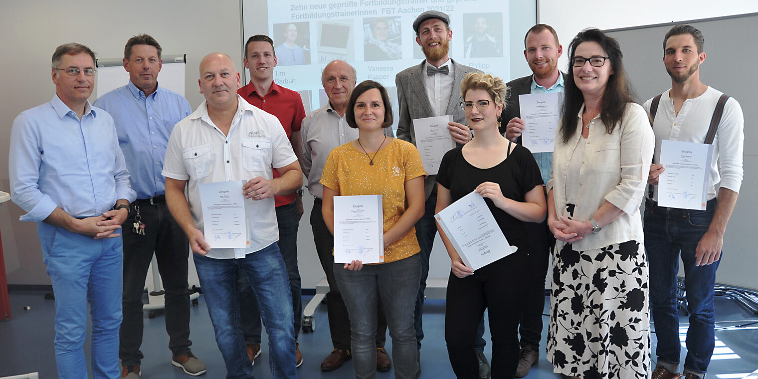 Die neuen Geprüften Fortbildungstrainer HWK mit den Vertretern der Handwerkskammer Aachen bei der Zeugnisübergabe. Die neuen Geprüften Fortbildungstrainer HWK mit den Vertretern der Handwerkskammer Aachen bei der Zeugnisübergabe.