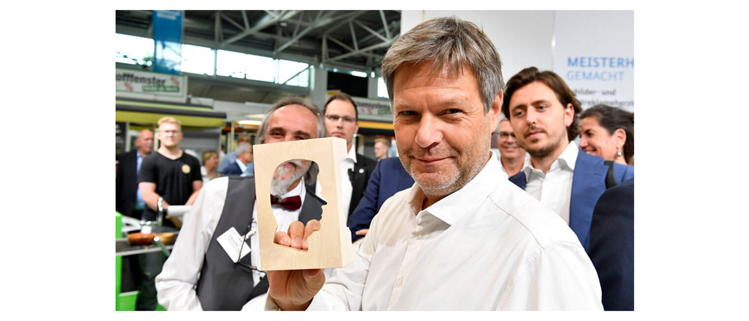 Schaut gut aus: Vizekanzler Dr. Robert Habeck, Bundesminister für Wirtschaft und Klimaschutz, in Aktion beim Drechsler- und Holzspielzeugmacherhandwerk anlässlich des Eröffnungsrundgangs der Internationalen Handwerksmesse in München. 