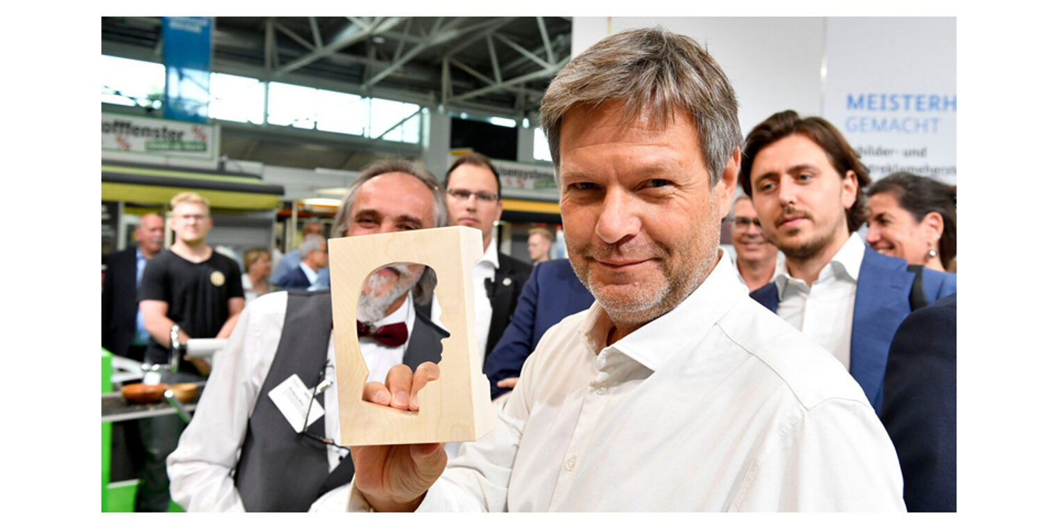 Schaut gut aus: Vizekanzler Dr. Robert Habeck, Bundesminister für Wirtschaft und Klimaschutz, in Aktion beim Drechsler- und Holzspielzeugmacherhandwerk anlässlich des Eröffnungsrundgangs der Internationalen Handwerksmesse in München. 