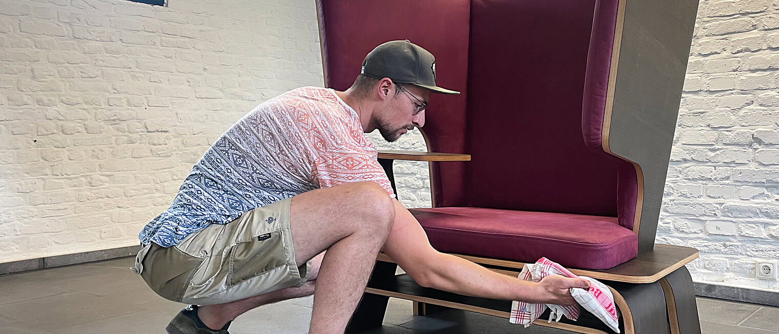 "Bitte abschalten" heißt es bei dem überdimensionalen Ohrensessel von Sven Kirkskothen. Foto: Michaela Staab "Bitte abschalten" heißt es bei dem überdimensionalen Ohrensessel von Sven Kirkskothen. Foto: Michaela Staab