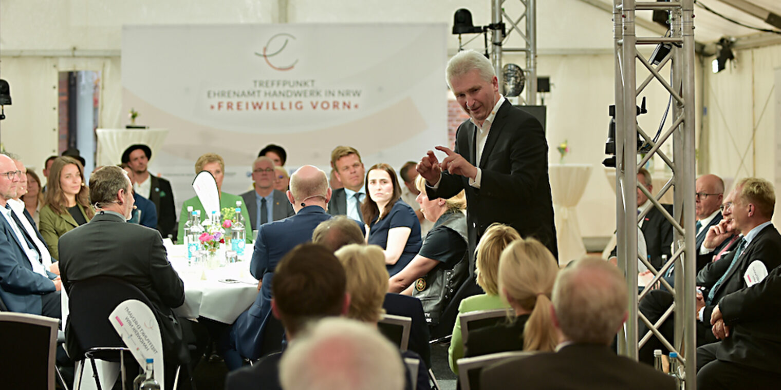 Im Festzelt auf dem Hof des Raesfelder Schlosses hörten sich die Gäste an, wie Handwerkerinnen und Handwerker emotional darüber berichten, was sie bewegt und warum das Ehrenamt ein wichtiger Teil ihres Lebens ist. Im Festzelt auf dem Hof des Raesfelder Schlosses hörten sich die Gäste an, wie Handwerkerinnen und Handwerker emotional darüber berichten, was sie bewegt und warum das Ehrenamt ein wichtiger Teil ihres Lebens ist.