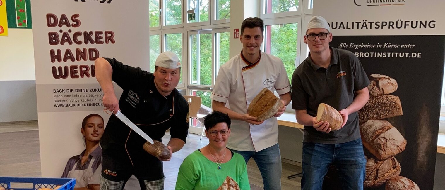 Lecker! Daniel Plum vom Institut für Qualitätssicherung des Deutschen Bäckerhandwerks (2.v.r.) testete 46 verschiedene Brote und Brötchen in der Realschule in Schleiden. Lecker! Daniel Plum vom Institut für Qualitätssicherung des Deutschen Bäckerhandwerks (2.v.r.) testete 46 verschiedene Brote und Brötchen in der Realschule in Schleiden.