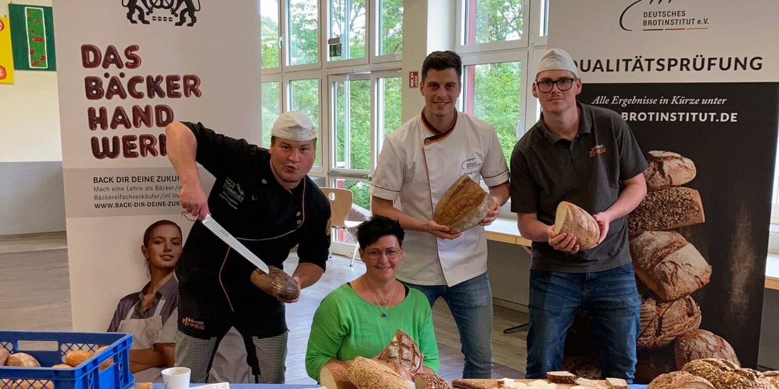 Lecker! Daniel Plum vom Institut für Qualitätssicherung des Deutschen Bäckerhandwerks (2.v.r.) testete 46 verschiedene Brote und Brötchen in der Realschule in Schleiden. Lecker! Daniel Plum vom Institut für Qualitätssicherung des Deutschen Bäckerhandwerks (2.v.r.) testete 46 verschiedene Brote und Brötchen in der Realschule in Schleiden.