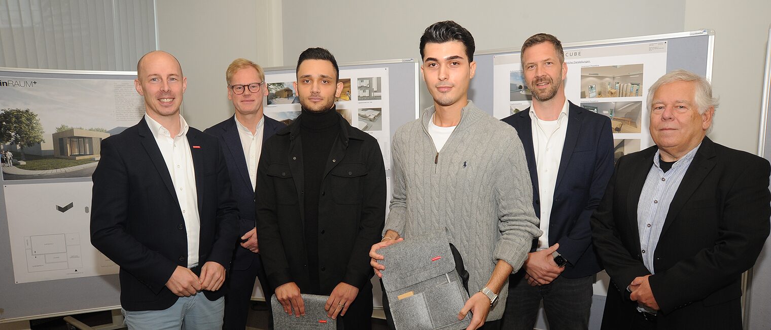 750 Euro bekommen Alton Azemi und Ajdin Mujanovic von Bauunternehmer Josef Engelen (r.). Handwerkskammer-Präsident Marco Herwartz (l.) gratulierte dem Siegerteam. Professor Jörg Wollenweber (2.v.l.) und Lehrbeauftragter Mathias Glaschke (2.v.r.) lobten alle eingereichten Entwürfe der Zweitsemester. 750 Euro bekommen Alton Azemi und Ajdin Mujanovic von Bauunternehmer Josef Engelen (r.). Handwerkskammer-Präsident Marco Herwartz (l.) gratulierte dem Siegerteam. Professor Jörg Wollenweber (2.v.l.) und Lehrbeauftragter Mathias Glaschke (2.v.r.) lobten alle eingereichten Entwürfe der Zweitsemester.