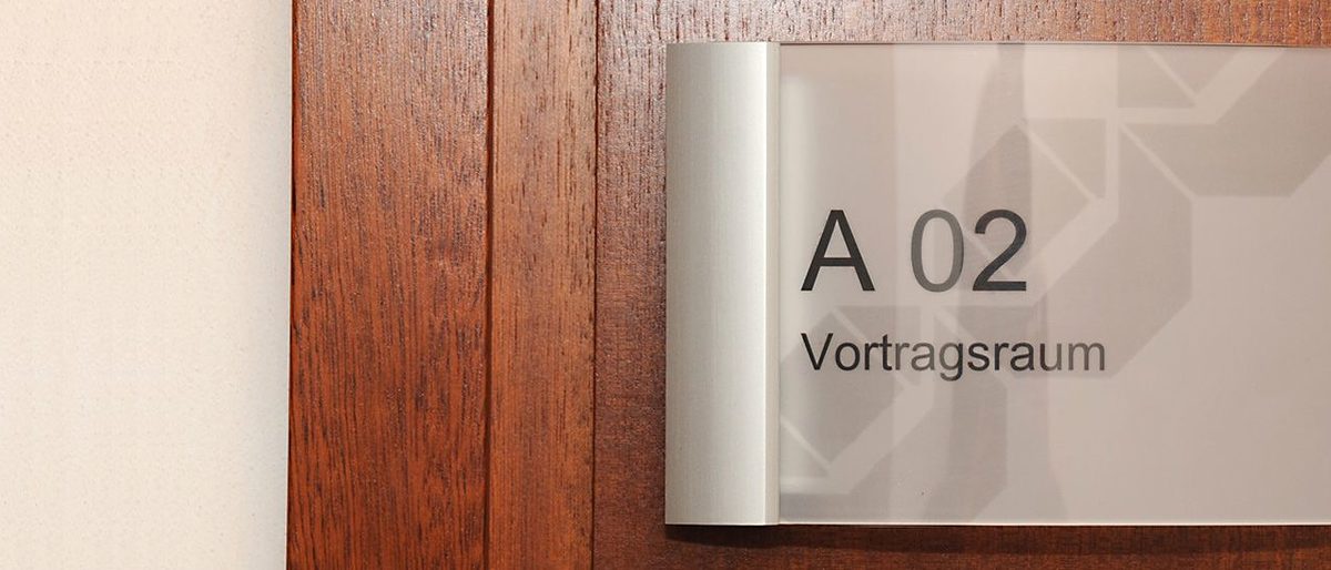 konferenzzentrum_schild_550h_2000b