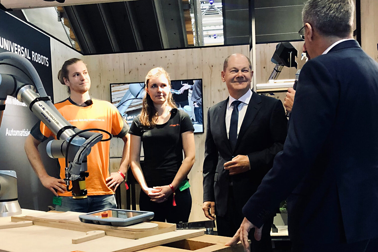 Bundeskanzler Olaf Scholz besuchte innovative Handwerksbetriebe auf der ZUKUNFT HANDWERK und kam dort mit den Vertretern der Spitzenverbände ins Gespräch. 