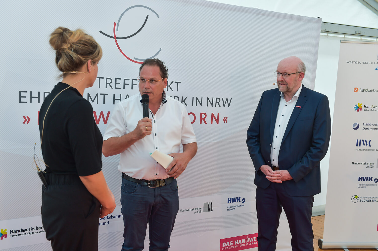 Startete eine umfangreiche Hilfsaktion für die Ukraine: Kfz-Meister Frank Sodermanns, hier im Gespräch mit Wirtschaftsministerin Mona Neubaur und WHKT-Präsident Berthold Schröder. 