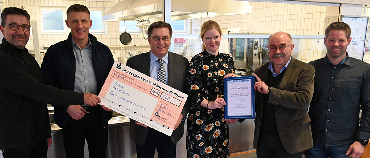 500 Euro Bonus fürs Betriebliche Gesundheitsmanagement und die Auszeichnung ¿Gesunder Betrieb¿. Andrea Erkelenz und Claus Kübbeler (2.v.l.) beide IKK classic, gratulierten (v.l.n.r.) Ralf Herzog, Wilhelm Grafen, Norbert Mauel und Markus Stollenwerk (alle Handwerkskammer Aachen). 500 Euro Bonus fürs Betriebliche Gesundheitsmanagement und die Auszeichnung ¿Gesunder Betrieb¿. Andrea Erkelenz und Claus Kübbeler (2.v.l.) beide IKK classic, gratulierten (v.l.n.r.) Ralf Herzog, Wilhelm Grafen, Norbert Mauel und Markus Stollenwerk (alle Handwerkskammer Aachen).
