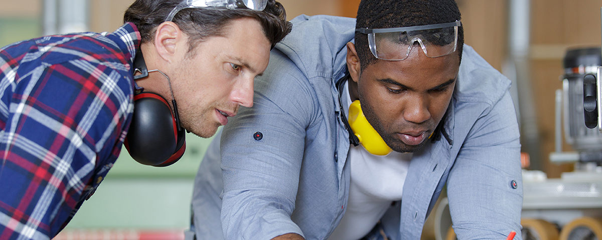 Hindernisse? Gerade im Handwerk sind die Möglichkeiten für Migrantinnen und Migranten vielfältig. two carpenters working together in workshop Schlagwort(e): tradesman, measure, wood, training, carpentry, craft, hand, job, line, man, manual, mark, measurement, occupation, pencil, position, precision, rule, ruler, skilled, tape, timber, tool, wooden, woodwork, work, worker, colleagues, helping, goggles, two, men, tape, bespoke, ethic-diversity, mixed-race, carpenter, manufacture, tradesman, measure, wood, training, carpentry, craft, hand, job, line, man, manual, mark, measurement, occupation, pencil, position, precision, rule, ruler, skilled, tape, timber, tool, wooden, woodwork, work, worker, colleagues, helping, goggles, two, men, bespoke, ethic-diversity, mixed-race, carpenter, manufacture