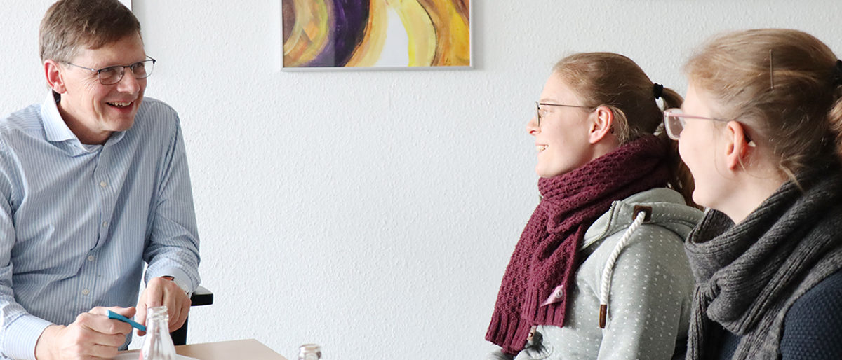 Die Bereitschaft von Azubis und Gesellen, Praktika außerhalb Deutschlands zu absolvieren, will die Handwerkskammer Aachen fördern. Ihr Mobilitätsberater, Thomas Jochum, steht allen Interessenten mit Rat und Tat zur Seite. Foto: Laura Rzeha Die Bereitschaft von Azubis und Gesellen, Praktika außerhalb Deutschlands zu absolvieren, will die Handwerkskammer Aachen fördern. Ihr Mobilitätsberater, Thomas Jochum, steht allen Interessenten mit Rat und Tat zur Seite. Foto: Laura Rzeha
