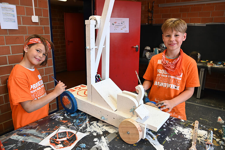 Teamwork: Bei den Ferienspielen arbeiteten die Mädchen und Jungen in Kleingruppen und bauten ihre individuellen Katapulte.