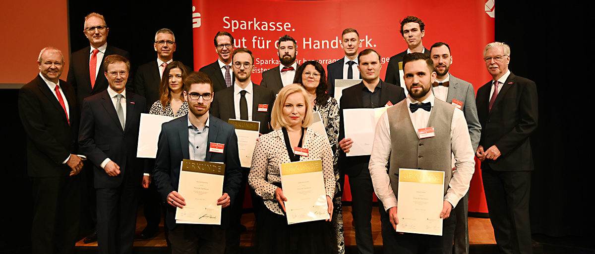 Meister, die in der Meisterprüfung besonders gut abgeschnitten haben erhielten den Meisterpreis der Sparkasse. Meister, die in der Meisterprüfung besonders gut abgeschnitten haben erhielten den Meisterpreis der Sparkasse.