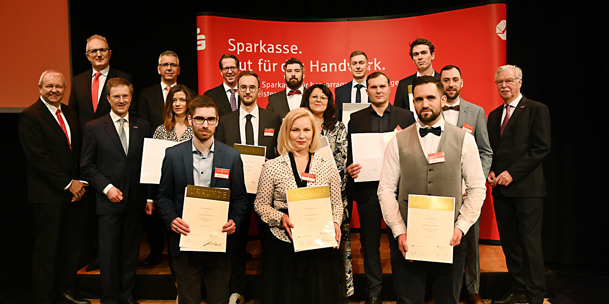 Meister, die in der Meisterprüfung besonders gut abgeschnitten haben erhielten den Meisterpreis der Sparkasse.
