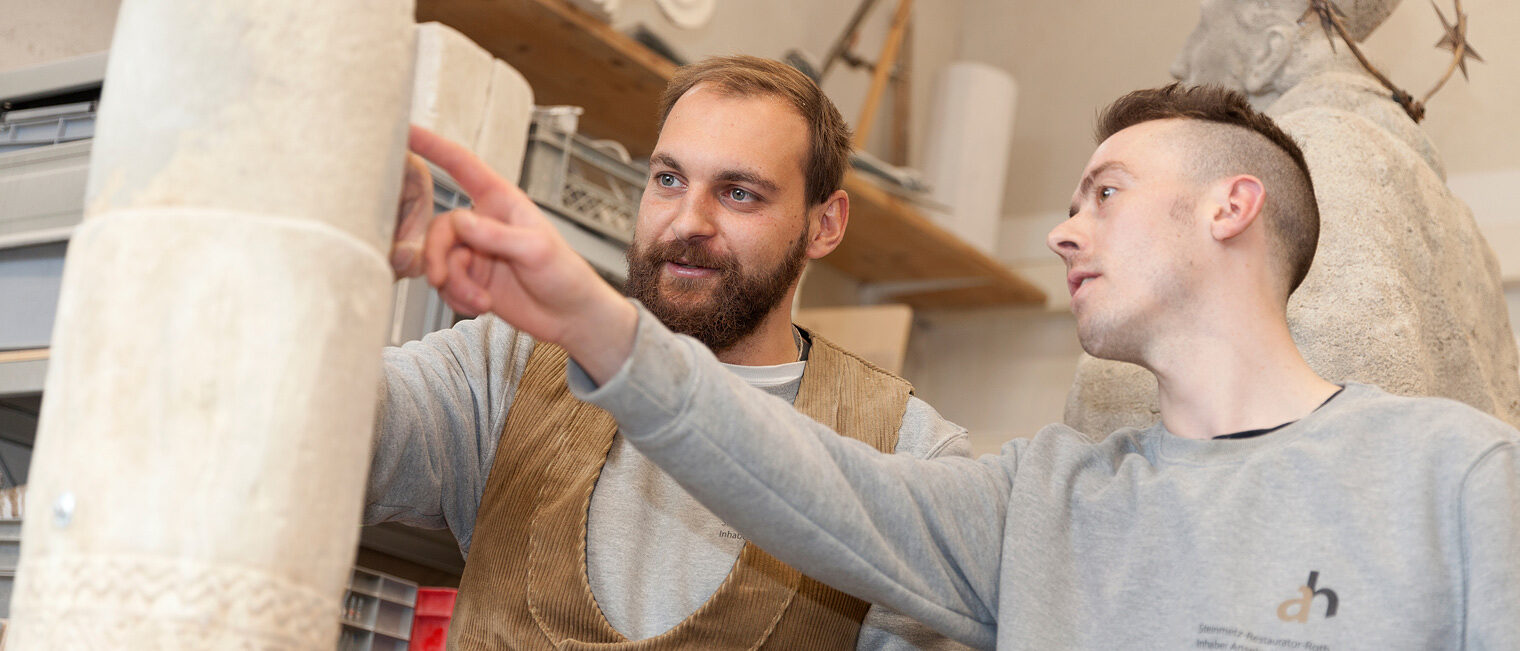 Mit dem Aufstiegs-BAföG werden 75 Prozent der Kurs- und Prüfungsgebühren im Fortbildungsbereich bezuschusst. 25 Prozent der Kosten verbleiben bei den Teilnehmerinnen und Teilnehmern. Mit dem Aufstiegs-BAföG werden 75 Prozent der Kurs- und Prüfungsgebühren im Fortbildungsbereich bezuschusst. 25 Prozent der Kosten verbleiben bei den Teilnehmerinnen und Teilnehmern.