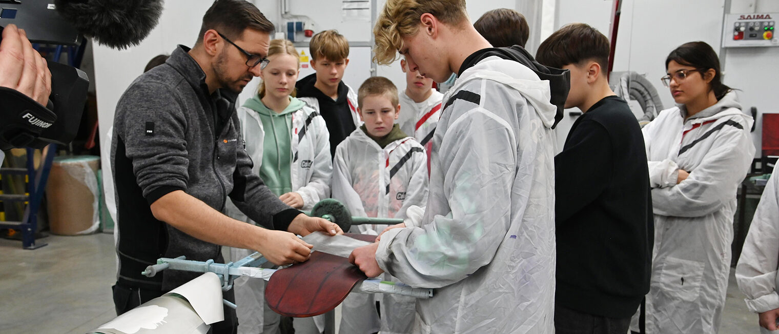 Jugendliche im Track Düren testen ihr Geschick bei dem Fahrzeug lackieren. Sie verwandelten einfache Skateboard-Rohlinge in beeindruckende Kunstwerke. Jugendliche im Track Düren testen ihr Geschick bei dem Fahrzeug lackieren. Sie verwandelten einfache Skateboard-Rohlinge in beeindruckende Kunstwerke.