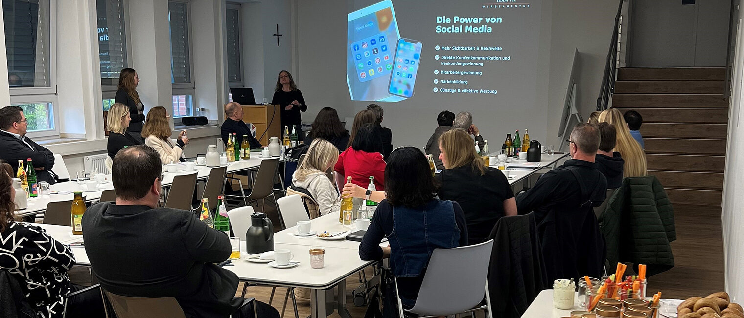 Handwerksbetriebe diskutierten mit Expertinnen und Experten, wie sich soziale Netzwerke in den Arbeitsalltag integrieren lassen. Handwerksbetriebe diskutierten mit Expertinnen und Experten, wie sich soziale Netzwerke in den Arbeitsalltag integrieren lassen.