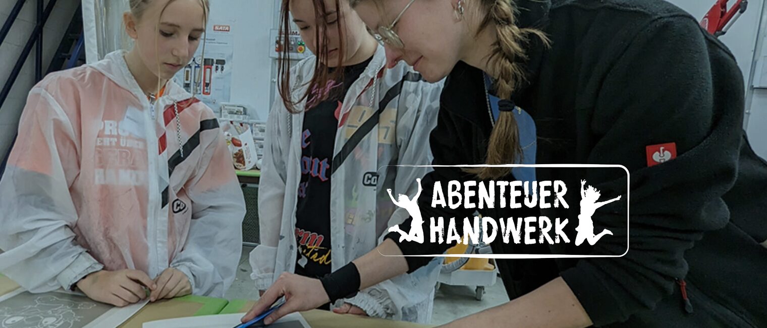 Ausbildungsmeisterin zeigt jungen Mädchen, wie sie eine Folie luftblasenfrei auf eine Scheibe anbringen. Ausbildungsmeisterin zeigt jungen Mädchen, wie sie eine Folie luftblasenfrei auf eine Scheibe anbringen.