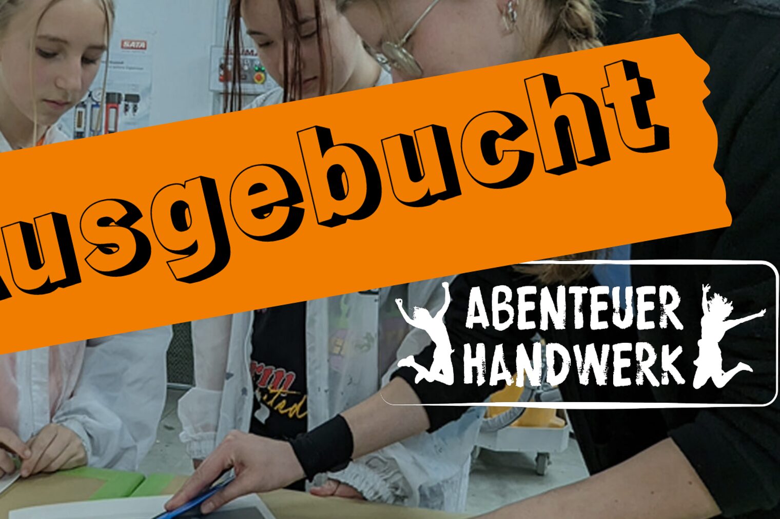 Ausbildungsmeisterin zeigt jungen Mädchen, wie sie eine Folie luftblasenfrei auf eine Scheibe anbringen. - Banner - Ausgebucht Ausbildungsmeisterin zeigt jungen Mädchen, wie sie eine Folie luftblasenfrei auf eine Scheibe anbringen. - Banner - Ausgebucht