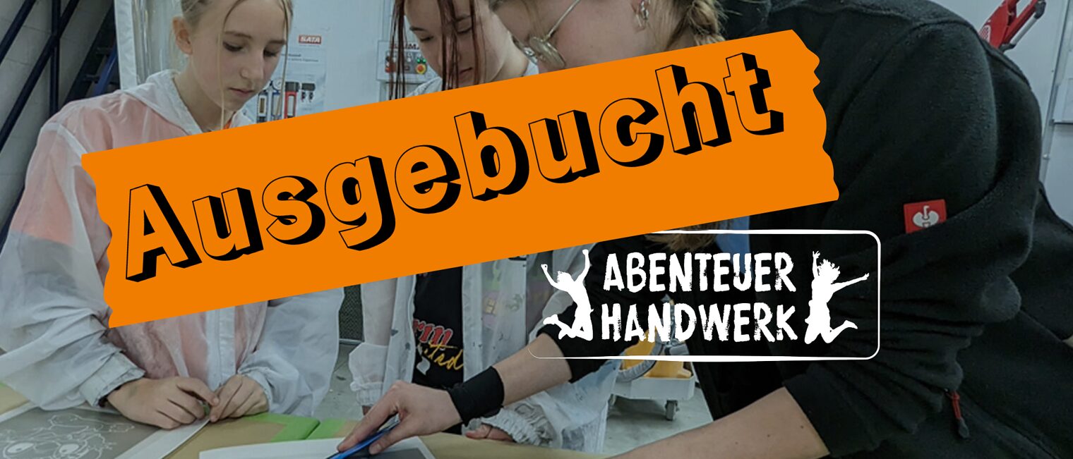 Ausbildungsmeisterin zeigt jungen Mädchen, wie sie eine Folie luftblasenfrei auf eine Scheibe anbringen. - Banner - Ausgebucht Ausbildungsmeisterin zeigt jungen Mädchen, wie sie eine Folie luftblasenfrei auf eine Scheibe anbringen. - Banner - Ausgebucht