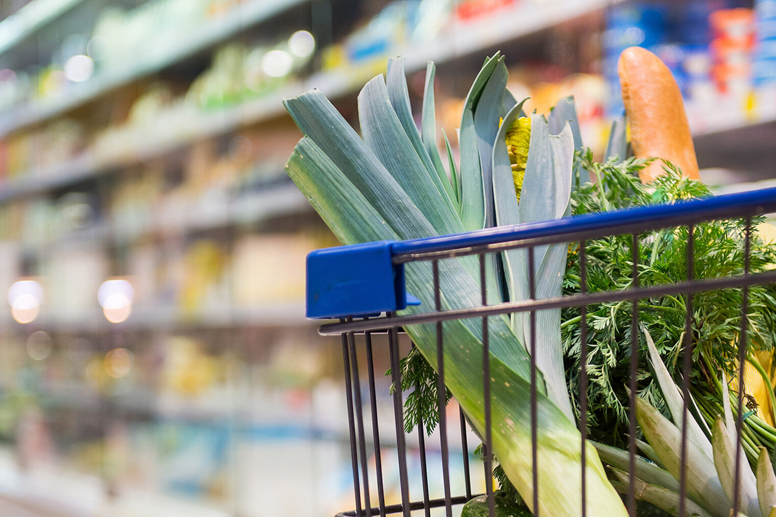 Einkaufswagen voller Einkäufe in einem Supermarkt Einkaufswagen voller Einkäufe in einem Supermarkt