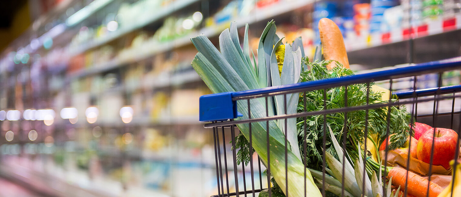 Einkaufswagen voller Einkäufe in einem Supermarkt Einkaufswagen voller Einkäufe in einem Supermarkt