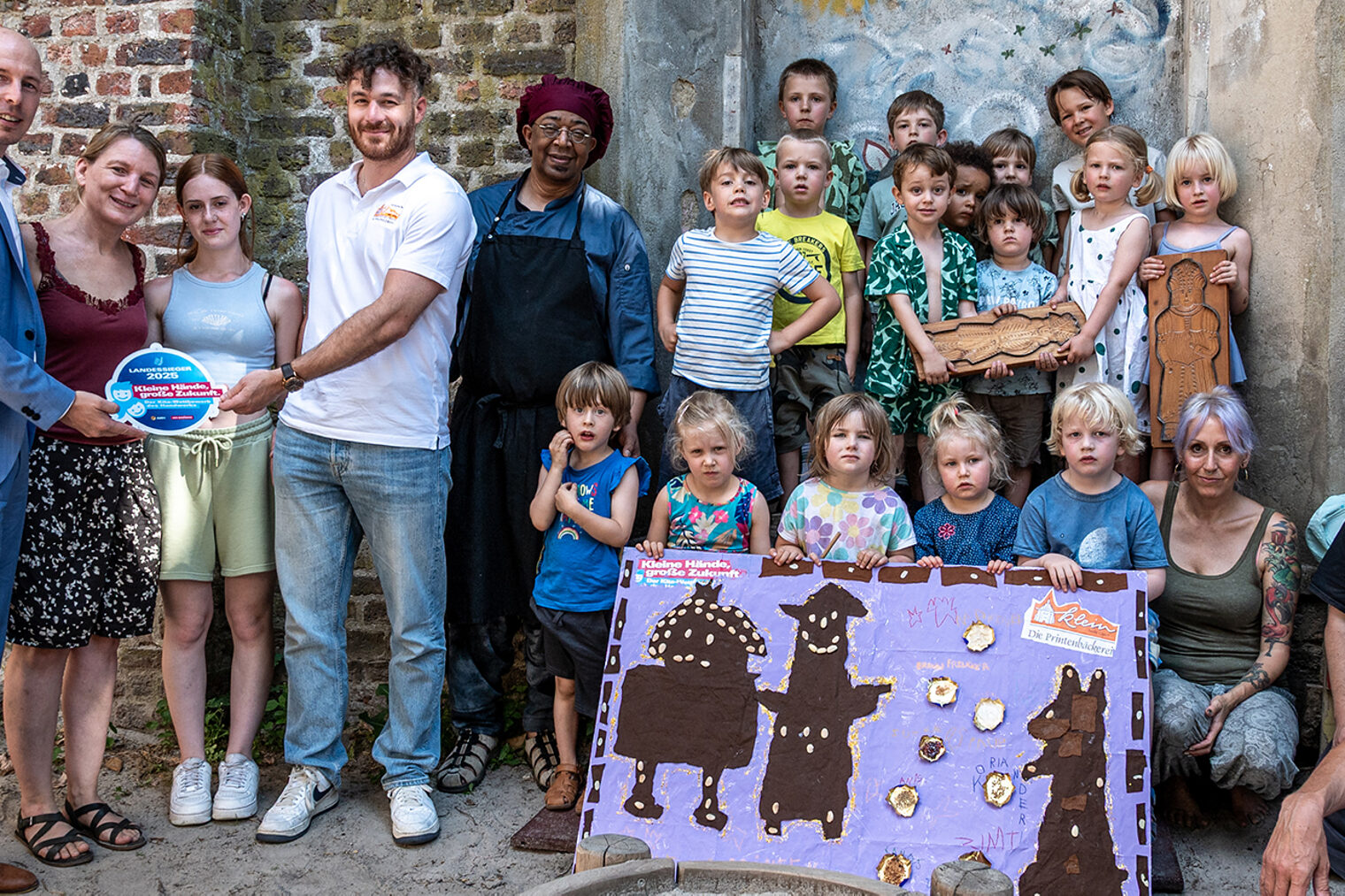 Siegerfoto vom 12. Kita-Wettbewerb. Gewonnen hat der Kinderladen Hanbrucher Straße in Aachen mit einem Projekt in Kooperation mit der Printenbäckerei Klein.