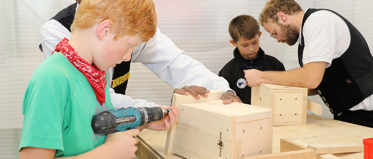 Unter persönlicher Anleitung der Holz-Profis baut es sich zwar leichter. Aber die Tischler-Innung ist zuversichtlich, dass die Kinder und ihre Eltern den Nistkasten-Bausatz auch zu Hause zusammenbauen können. Unter persönlicher Anleitung der Holz-Profis baut es sich zwar leichter. Aber die Tischler-Innung ist zuversichtlich, dass die Kinder und ihre Eltern den Nistkasten-Bausatz auch zu Hause zusammenbauen können.