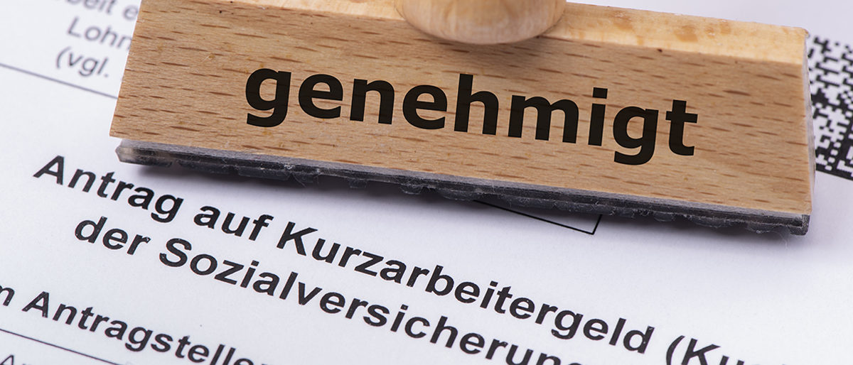 Jetzt handeln. "Es ist genau der richtige Weg, den viele Unternehmen jetzt beschreiten, wenn sie auf Kurzarbeit setzen", sagt Arbeitsmarktexperte Torsten Withake. Antrag auf Kurzarbeitergeld mit Holzstempel und Aufschrift genehmigt Schlagwort(e): Kurzarbeit, Kurzarbeitergeld, Antrag, Lohnfortzahlung, Arbeitsplatz, Arbeitslosigkeit, arbeitslos, Kündigung, Bundesagentur für Arbeit, Arbeiter, Lohn, Holzstempel, Stempel, Amt, Behörde, Beleg, Bescheinigung, Bescheid, Bestätigung, Zustimmung, Genehmigung, Einverständnis, Soforthilfe, Zuschuss, Finanzhilfe, Hilfe, Finanzen, business, Wirtschaft, Geld, Teilzeit, Gehalt, Gesuch, genehmigt, genehmigen, zustimmen, Erlaubnis, Gewerbe, Handwerk, Konjunktur, Coronavirus, Corona-Virus, COVID-19, Virus, Corona-Krise, Corona