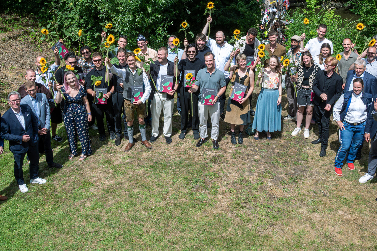 Examensfeier 2025. Alle Absolventen. Sonne, Sonnenblumen und das Examen in der Tasche - so sieht der ideale Sommertag auf Gut Rosenberg aus! 