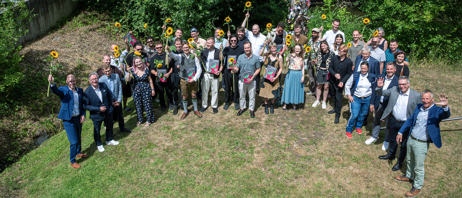 Examensfeier 2025. Alle Absolventen. Sonne, Sonnenblumen und das Examen in der Tasche - so sieht der ideale Sommertag auf Gut Rosenberg aus! 