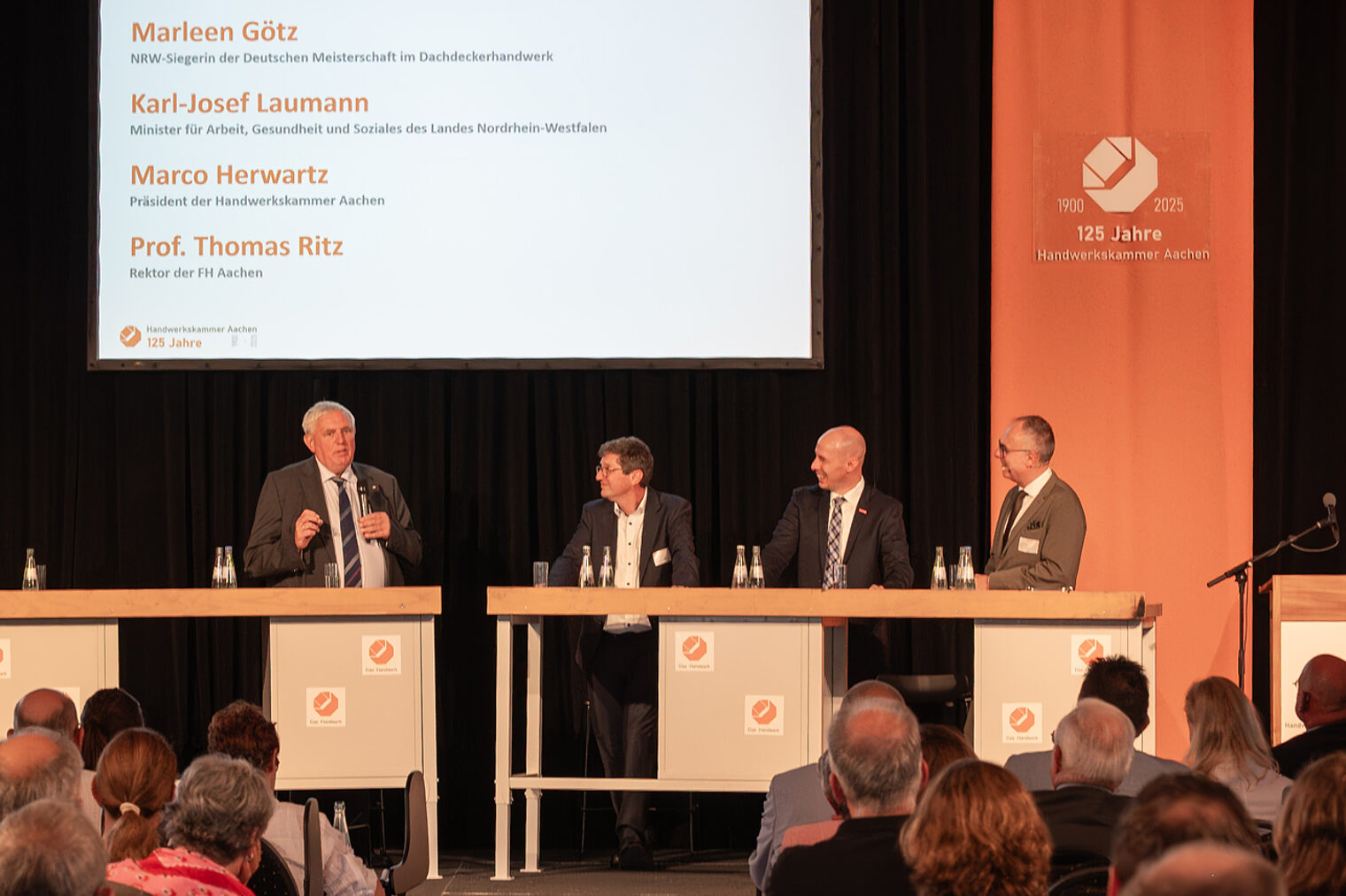 Dachdeckerin Marleen Götz, Minister Karl-Josef Laumann, FH-Rektor Thomas RItz und Handwerkskammer-Präsident Marco Herwartz diskutierten unter der Moderation von Christian Mourad über die Zukunft des Handwerks. 