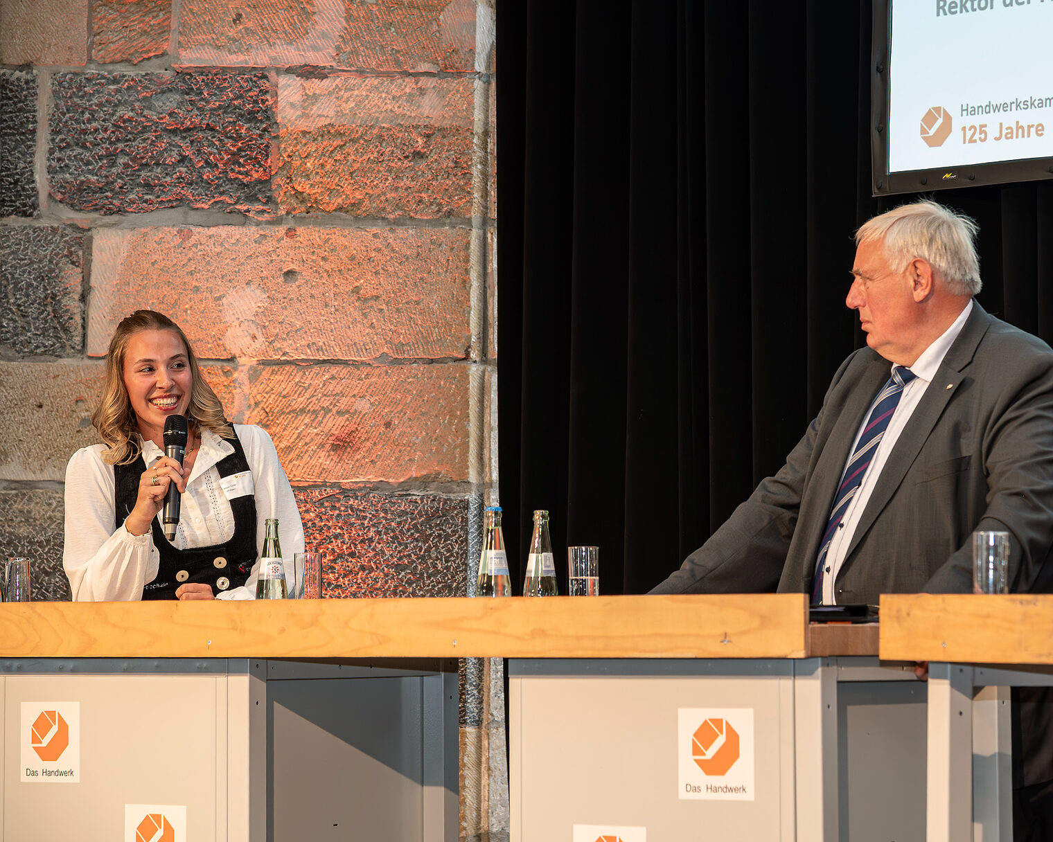 Junge Dachdeckerin und erfahrener Minister: Marleen Götz und Karl-Josef Laumann brachten ihre Perspektiven aufs Podium.