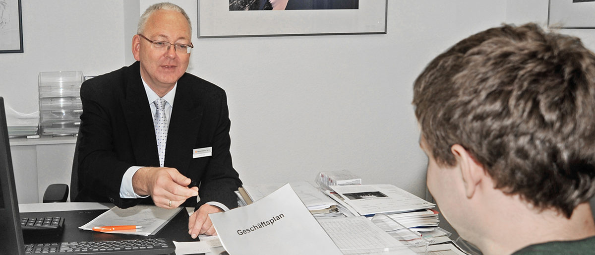 Hilfe vor Ort: Auch die Handwerkskammer Aachen (unser Symbolfoto zeigt Kurt Krüger im Gespräch mit einem Antragsteller) berät Betriebe, die Soforthilfe beantragen wollen. Hilfe vor Ort: Auch die Handwerkskammer Aachen (unser Symbolfoto zeigt Kurt Krüger im Gespräch mit einem Antragsteller) berät Betriebe, die Soforthilfe beantragen wollen.