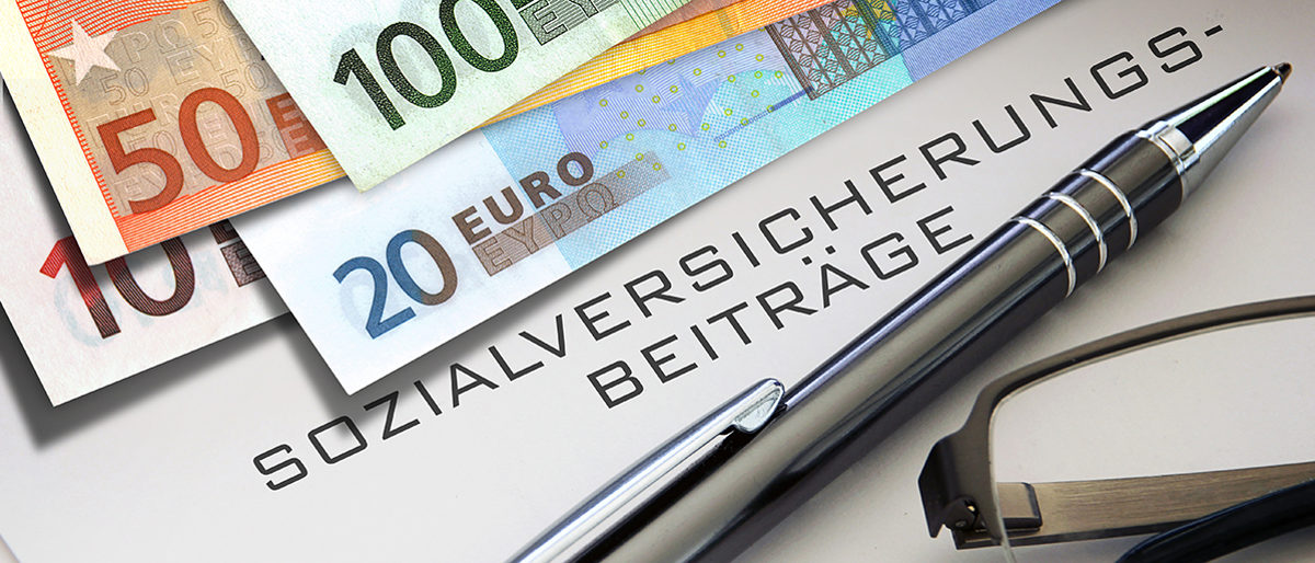 Finanzielle Hilfe: Die gesetzlichen Krankenkassen kündigen die erleichterte Stundung von Sozialversicherungsbeiträgen an. sozialversicherung, sozialversicherungsbeiträge, versicherung, politik, geld, vermögen, währung, krankenversicherung, unfallversicherung, rentenversicherung, pflegeversicherung, arbeitslosenversicherung, beiträge, absicherung, kugelschreiber, brille, briefpapier, schreiben, veröffentlichen, papier, verschicken, versenden, sozialpolitik, sozial, gewerkschaften, arbeitgeber, arbeitnehmer, arbeitsplatz, haushaltsgeld, sparen, bank, sparkasse, vergütung, euro, rechnung, ausgaben, einnahmen, gewinn, steuern, buchhaltung, wert, wertvoll, post, informieren, erklären, klarheit schaffen, briefbogen, papiergeld, nennwert
