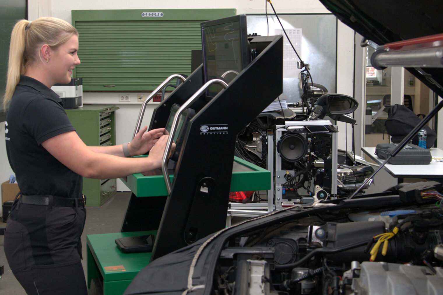 Maren Lehmann und das Diagnosegerät: Berührungsängste gibt es keine, denn sie mag auch die »elektronische Seite« an modernen Autos. 