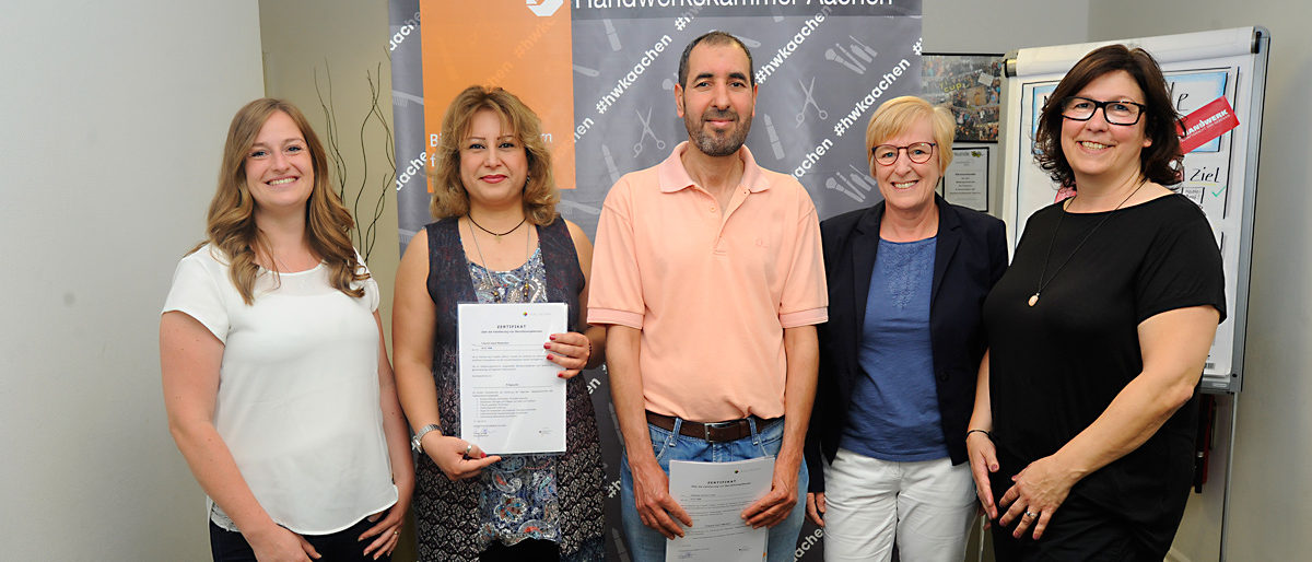 Begleitet die Teilnehmer: Christa Peters (2. v. r.) ist bei der Handwerkskammer Aachen für die Validierungsverfahren zuständig. Unser Foto zeigt sie mit erfolgreich zertifizierten Friseuren. Foto: Doris Kinkel Begleitet die Teilnehmer: Christa Peters (2. v. r.) ist bei der Handwerkskammer Aachen für die Validierungsverfahren zuständig. Unser Foto zeigt sie mit erfolgreich zertifizierten Friseuren. Foto: Doris Kinkel