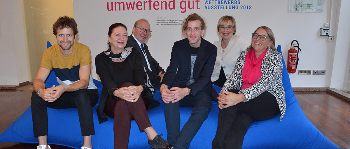 2018 räumten zwei "Rosenberger" ab: Den Preisträgern Hugo Duina (links) und Philipp Wolf (3. v.r.) gratulierten Dr. Petronella Prottung (2. v. l.) und Beate Amrehn (rechts), beide Akademie für Handwerksdesign Gut Rosenberg, Kammer-Hauptgeschäftsführerin Nicole Tomys und Kammer- und WHKT-Vizepräsident Felix Kendziora. 2018 räumten zwei "Rosenberger" ab: Den Preisträgern Hugo Duina (links) und Philipp Wolf (3. v.r.) gratulierten Dr. Petronella Prottung (2. v. l.) und Beate Amrehn (rechts), beide Akademie für Handwerksdesign Gut Rosenberg, Kammer-Hauptgeschäftsführerin Nicole Tomys und Kammer- und WHKT-Vizepräsident Felix Kendziora.