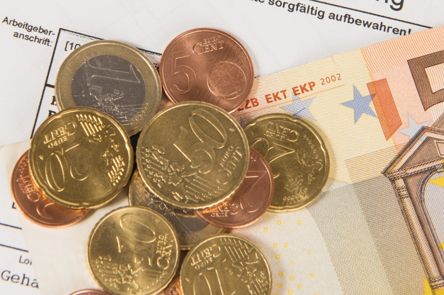 Lohnabrechung mit daraufliegendem Bargeld