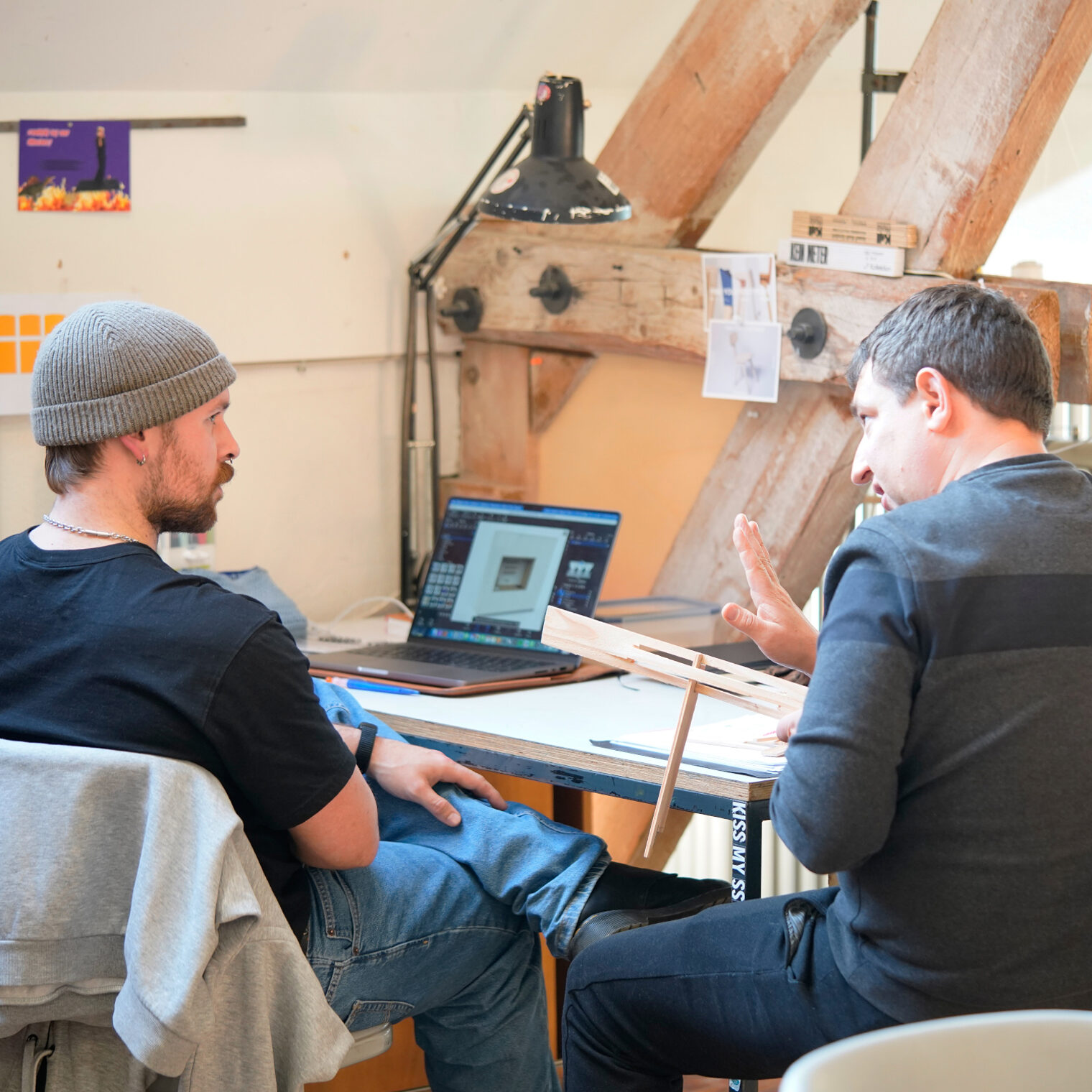 Student der Akademie für Handwerksdesign Gut Rosenberg der Handwerkskammer Aachen im Gespräch mit einem Dozenten.