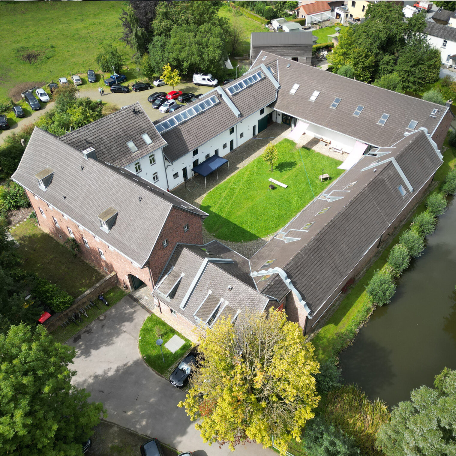 Luftaufnahme der Akademie für Handwerksdesign Gut Rosenberg der Handwerkskammer Aachen in Horbach.