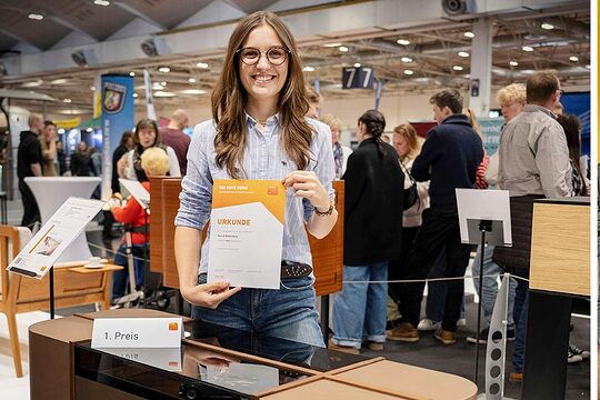 Hannah Bronneberg gewinnt mit ihrem Sideboard den Gestaltungswettbewerb „Die Gute Form“. Gruppenbild aller Siegerinnen und Sieger