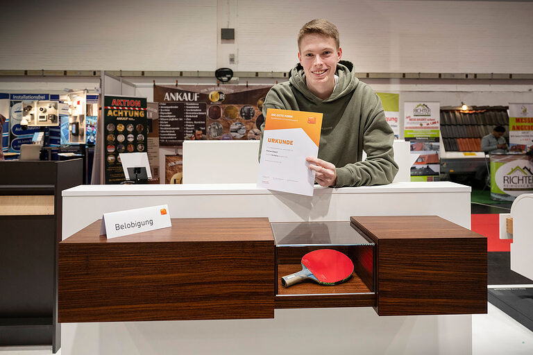 Sein hängendes Sideboard „Topspin“ hat Florian Czipull aus Bubinga und Ahorn gefertigt.