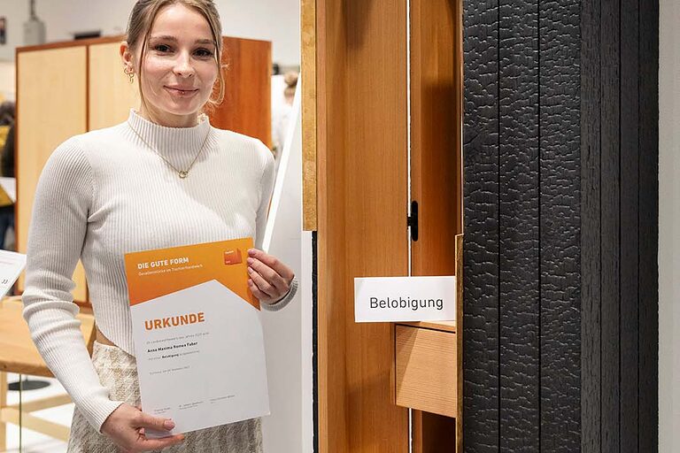 Anna Faber hat die Türen ihres Dielenschranks nach der japanischen Yakisugi-Methode veredelt.