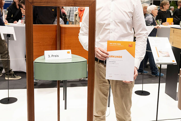 Platz 3 sicherte sich Lasse Holtmann mit seinem Objektmöbel, dessen eingehängter Korpus an die Form eines Rotationskolbens in einem Wankelmotor erinnert.