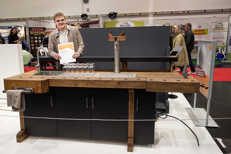 Publikumspreis: Die Theke aus einer alten Hobelbank von Kai Kirwel erhielt von den Besucherinnen und Besuchern der Messe MHH Erlebniswelten in Essen die meisten Stimmen.