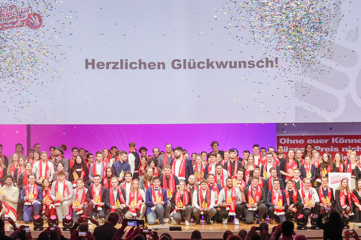 Bundessieger beim Deutsche Meisterschaft im Handwerk (DMH) – German Craft Skills jubeln auf der Bühne.