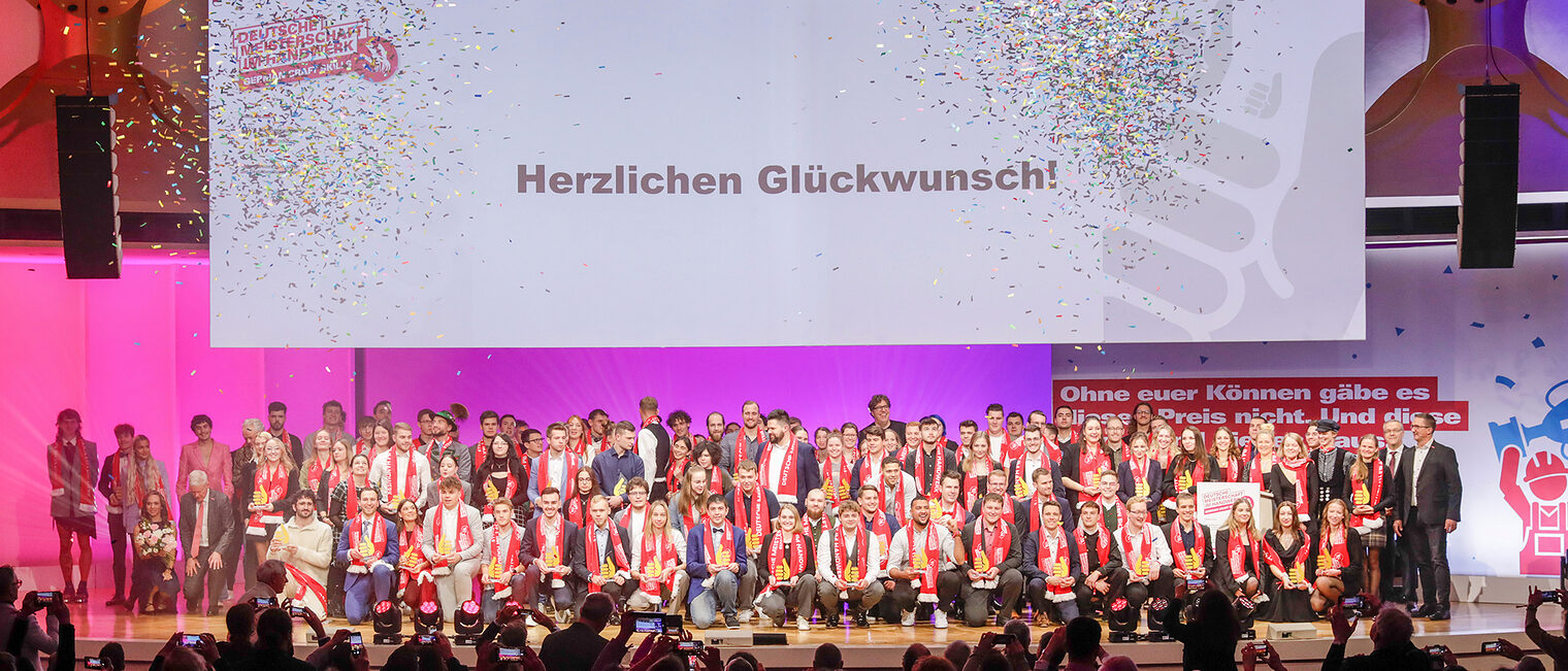 Bundessieger beim Deutsche Meisterschaft im Handwerk (DMH) – German Craft Skills jubeln auf der Bühne.